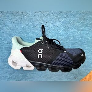 Cloudflyer Wide
Black I White
Size: 8.5 (Women's), EUR 40